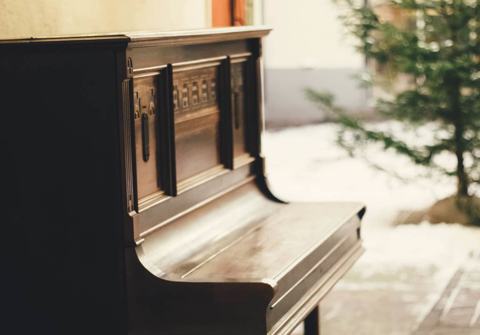 brown wooden piano-min
