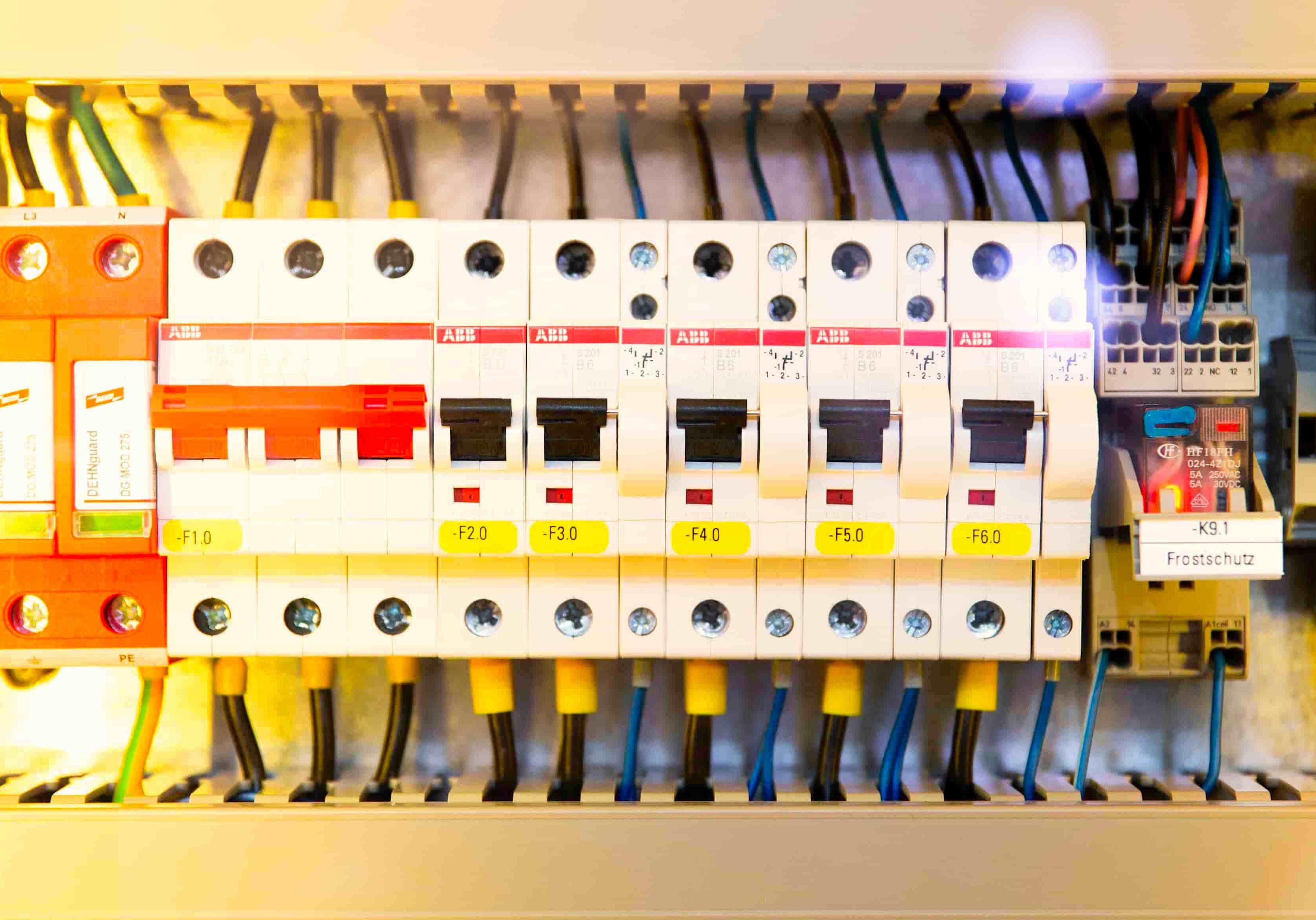 electrician main circuit breaker