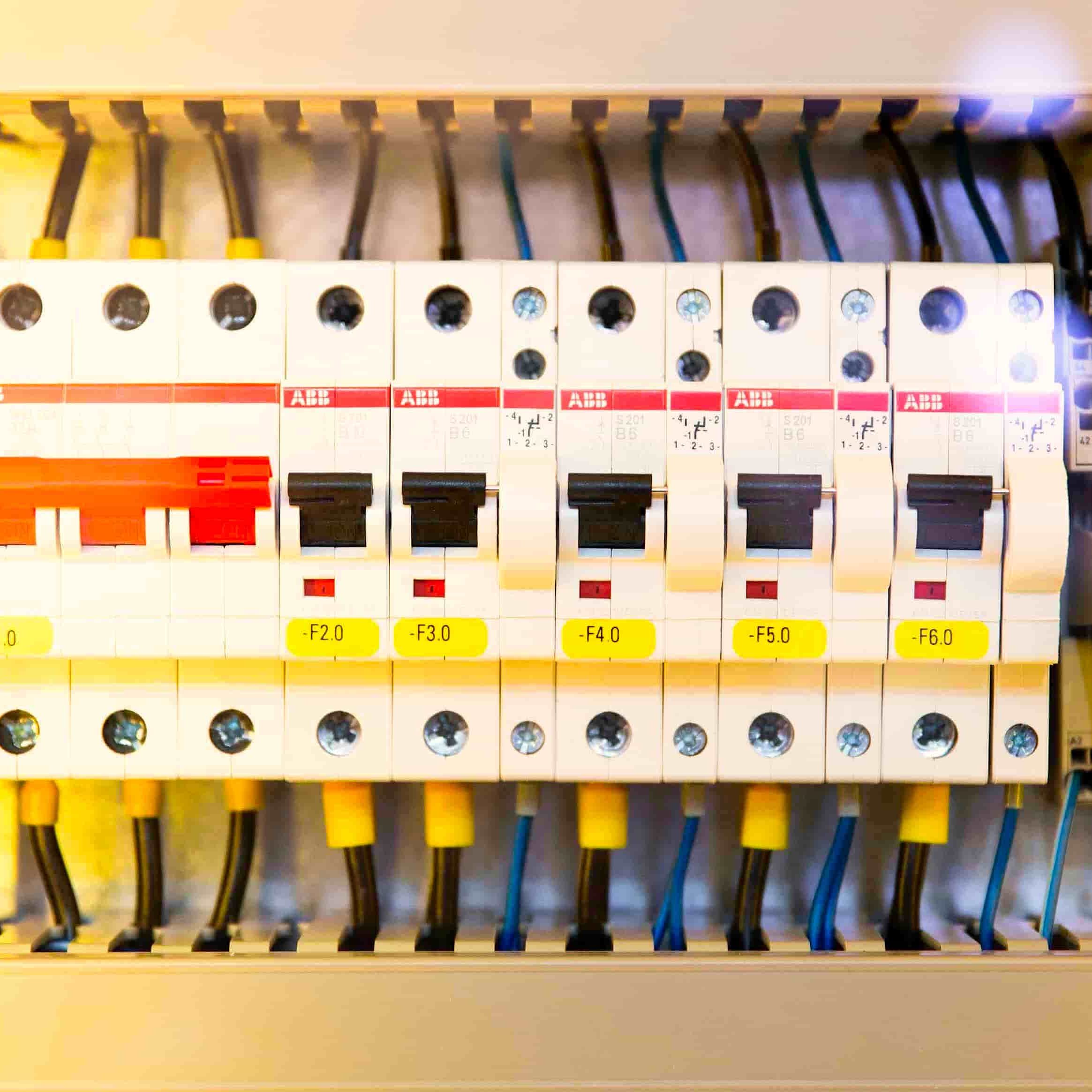 electrician main circuit breaker